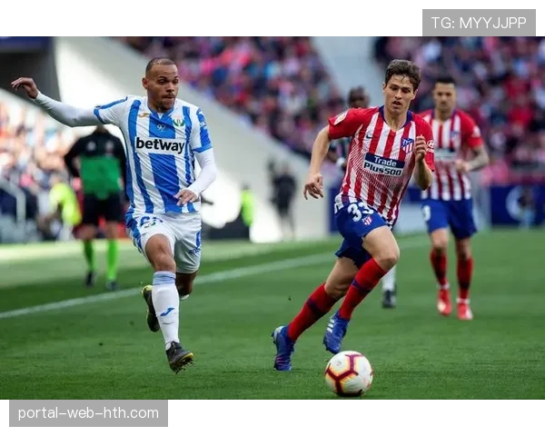 终场哨响,完成助攻帽子戏法的加的斯老将阿莱霍被队友高高抛起 终场哨响,完成助攻帽子戏法的加的斯老将阿莱霍被队友高高抛起